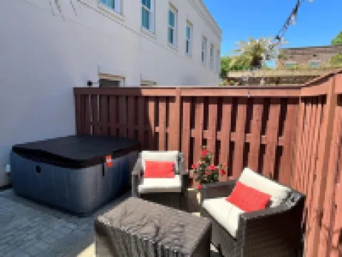 De Luxe Chalet Near Forsyth Park w/Hot tub