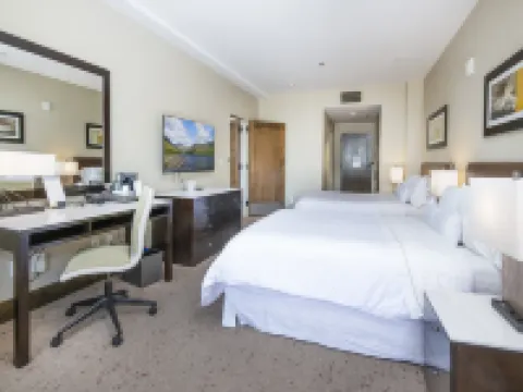 Ski-in Access and Mountain Views - Luxurious Resort Retreat