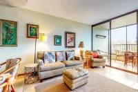 Waterfront condo w/ shared pool & private lanai- steps to shops & restaurants Hotels in Hilo