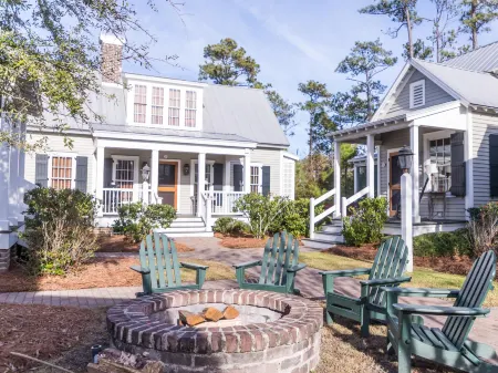 Harborside Pool, Dining, and Full Marina Access - Charming Waterfront Oasis