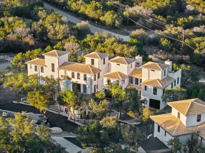 Charming Villa with Hot Tub and Firepit - Idyllic Family Retreat