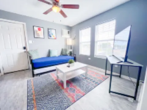 Cozy Oasis with Smart TV and Convenient Access - Charming Urban Retreat