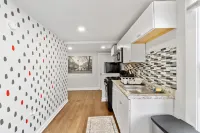 Airy Layout and Dedicated Parking Spot - Charming Whimsical Escape فنادق في Bayonne