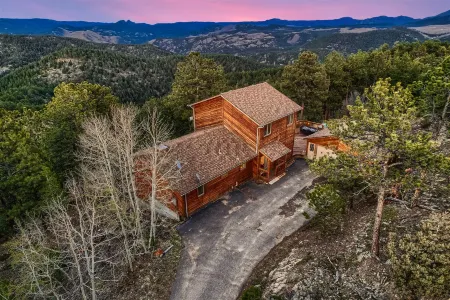 Expansive Deck and Hot Tub - Amazing Mountain Retreat Отели в г. Бейли