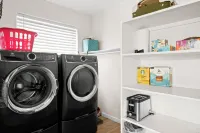 Spectacular Retreat - Heated Pool, Hot Tub, Lounge Space