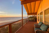 Oceanfront Home with Private Deck & Water Views, Full Kitchen, Free WiFi Hotels in Seal Rock