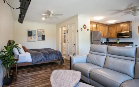 Charming Studio Getaway with Modern Kitchen - Cozy Hideaway