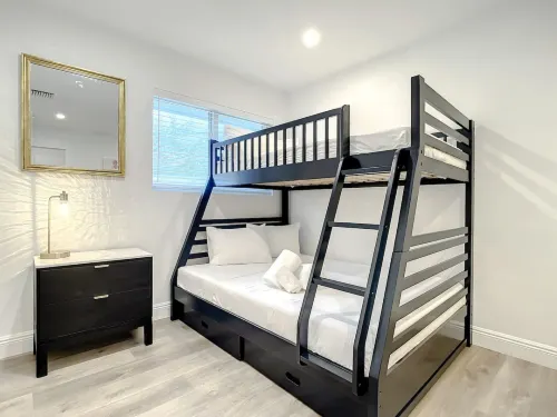 Chic Retreat - Heated Pool, BBQ, Smart TVs, Lounge Area Hotels in Oakland Park