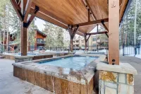 Scenic Views and Cozy Gas Fireplace - Charming Mountain Haven