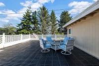 Charming Coastal Retreat with Game Room - Inviting and Spacious Các khách sạn ở Garibaldi