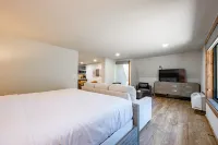 Lakeside Patio and Luxurious Amenities - Serene Executive Retreat Hotel a Terra Alta