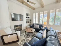 Spacious Living with Private Patio and Stunning Views - Luxurious Oasis 라 퀸타 도서관 주변 호텔