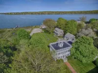 Water Views and Spacious Patio - Charming Coastal Retreat Отели рядом с достопримечательностью «Кейп Код Нешнел Сишор»