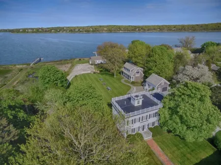 Water Views and Spacious Patio - Charming Coastal Retreat Отели в г. Истам