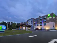 Holiday Inn Express & Suites PAINESVILLE - CONCORD by IHG Hotels in Lake County