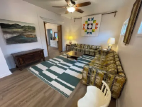 House of Funk - A Cozy & Eclectic Retreat in Des Moines’s Drake Neighborhood