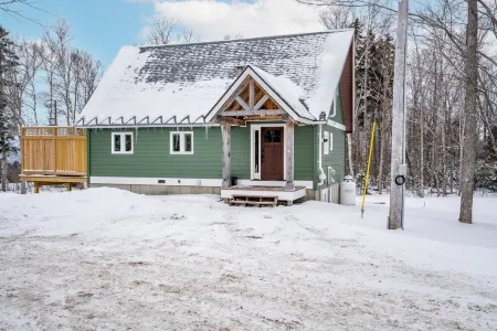 Luxury x Nature: Mountain View, Hot Tub, Game Room