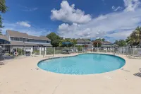 Modern Condo with Pool and Beach Access - Cozy Retreat