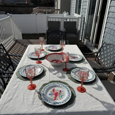 Ground-Level Bed and Bath! Well Equipped Beautiful Backyard and Near the Beach.