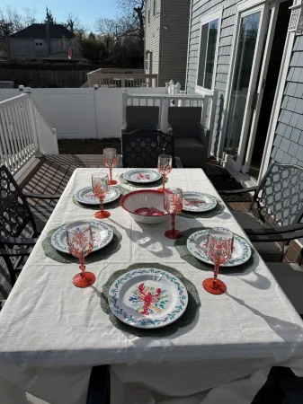 Close to everything! Well equipped, beautiful backyard and near the beach.