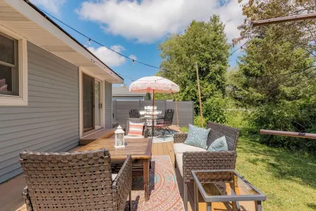 Sunset Alley Cottage - Cozy 3-bedroom cottage with WiFi, AC in charming Beulah