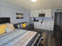 Seaz The Dayz in a Newly Renovated Oceanfront StudioPOOL/ OCEAN ACCESS OPEN