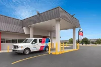 Days Inn by Wyndham Kenner/New Orleans Airport South - parking