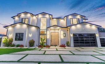 Villa Califa - Resort-style Living w/ Private Pool, Spa & Theater