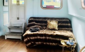 5 Star Stunning Houseboat, No Experience Required Enjoy the Most Romantic Trip