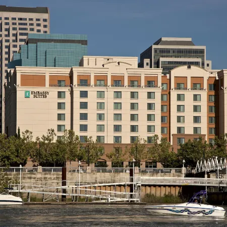 Embassy Suites by Hilton Sacramento Riverfront Promenade Отели рядом с достопримечательностью «Капитол Парк»