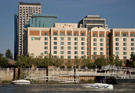 Embassy Suites by Hilton Sacramento Riverfront Promenade Отели рядом с достопримечательностью «McClatchy Library»