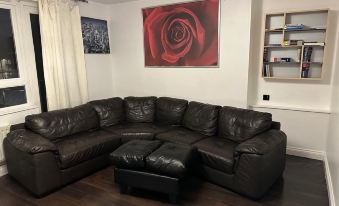 Stylish 1BR Apt w/ Fireplace & High-speed Wifi