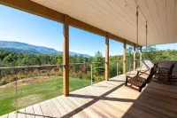 Sleeps12 Pet Friendly 2 Hottubs Views Full Kitchen Hotel di Cosby