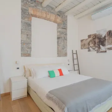 Wine Not Apartment in Como City Centre by Rent All Como