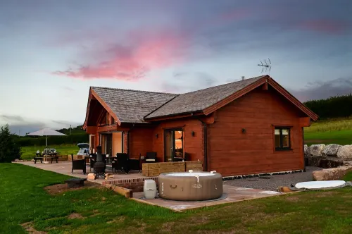 Cuddfan Lodge on a Beautiful Lake - 4-Star