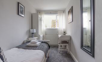 Howick House-Sleeps 5-Pet Friendly-Parking-Garden