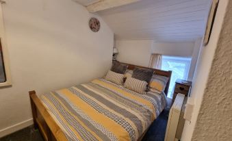 2 Bed House - Sleeps 3 - Garden - Parking - Wifi