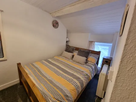 2 Bed House - Sleeps 3 - Garden - Parking - Wifi