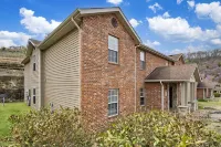 Country Farmhouse - Best of Branson! Hotels near Hollywood Wax Museum