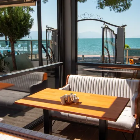 Lake LIFE Hotel