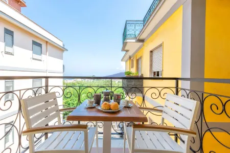 SorrentoVibes - New & Stylish Two Bedroom Apartment with Balconies Отели рядом со станцией S. Agnello