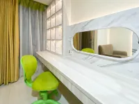 Nice and Elegant Studio Apartment at Warhol (W/R) Residence