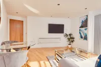 Modern Leeds City Apartment - balcony