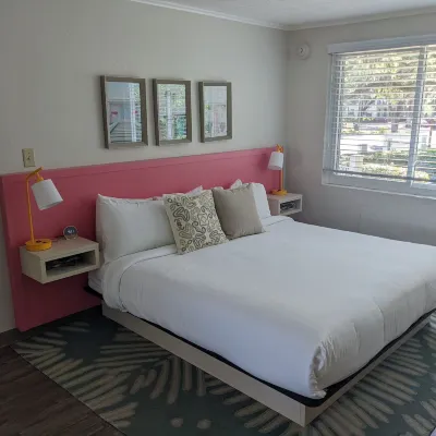 Queen's Court Inn Hotels near St Simons Island