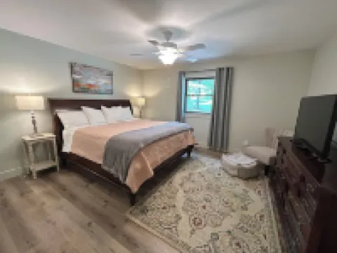 Copper Porch Cottage on Lake Hamilton, Fire Pit, Fishing Dock, Boat Ramp, Views!