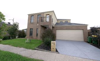 Modern 6BRM House Big Group at Pakenham