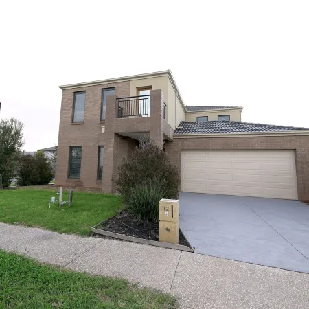 Modern 6BRM House Big Group at Pakenham
