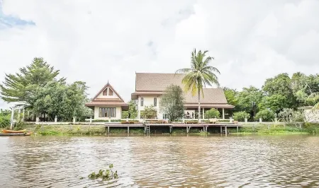 Thararin Villa Отели в г. Doem Bang Nang Buat