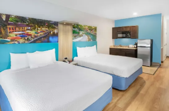 Days Inn & Suites by Wyndham San Antonio Near Frost Bank Ctr AT＆Tセンター周辺のホテル
