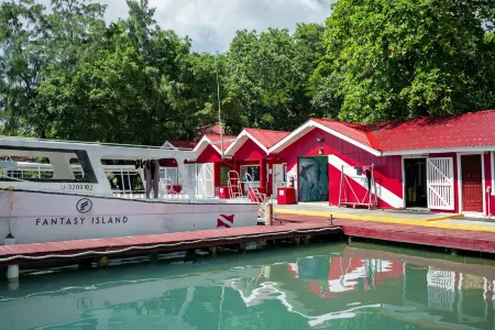 Fantasy Island Beach Resort and Marina - All Inclusive Отели в г. First Bight